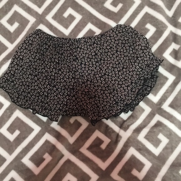 John Galt (Brandy Melville) shorts - Picture 2 of 3